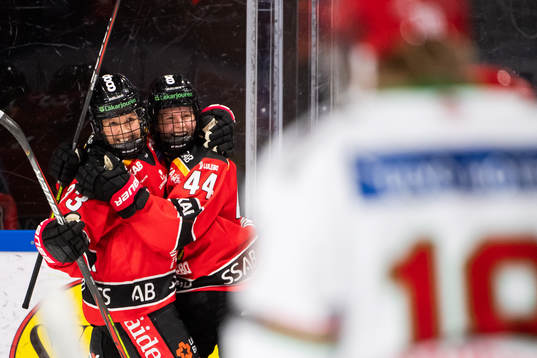 Luleås Michelle Karvinen och Nicoline Söndergaard Jensen