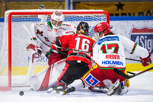 Modos målvakt Klara Peslarova och Luleås Petra Nieminen