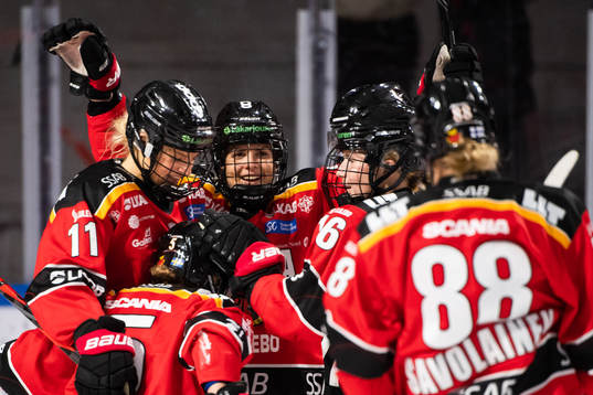 Luleås Johanna Fällman jublar med lagkamrater