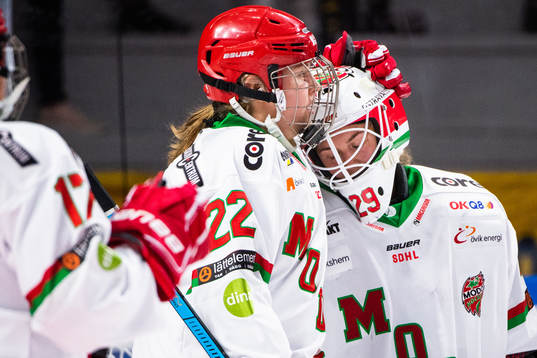 Modos målvakt Klara Peslarova deppar med lagkamrater