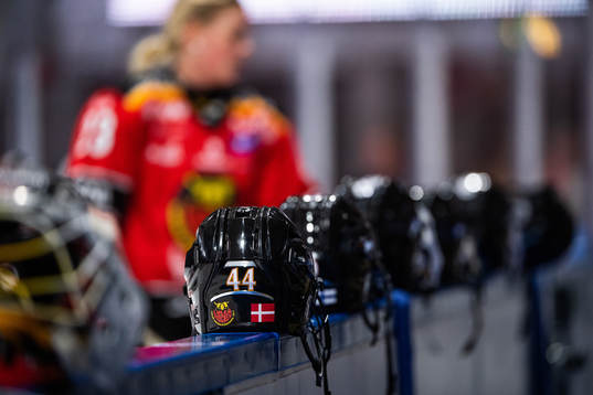 Ishockeyhjälm med dansk flagga