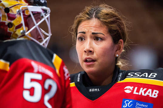 Luleås målvakt Sara Grahn (t.v.) och Luleås målvakt