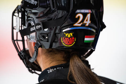 Luleå hockeys logga och en ungersk flagga på en