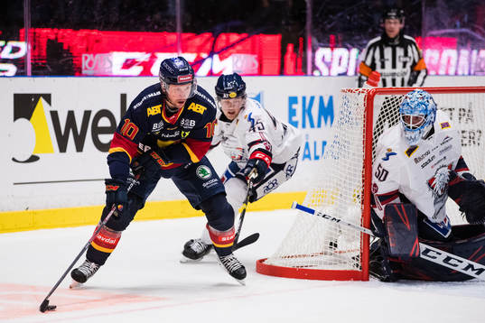 Djurgårdens Niclas Bergfors utmanar Linköpings målvakt