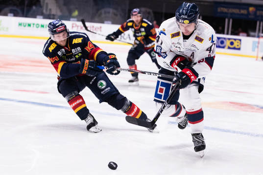 Djurgårdens Tom Wandell i kamp om pucken med Linköpings