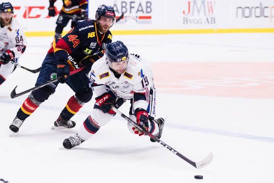 Djurgårdens Mattias Guter och Linköpings Joe Whitney