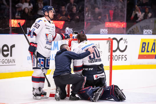 Linköpings målvakt Jonas Gustavsson kollas till av Eddie