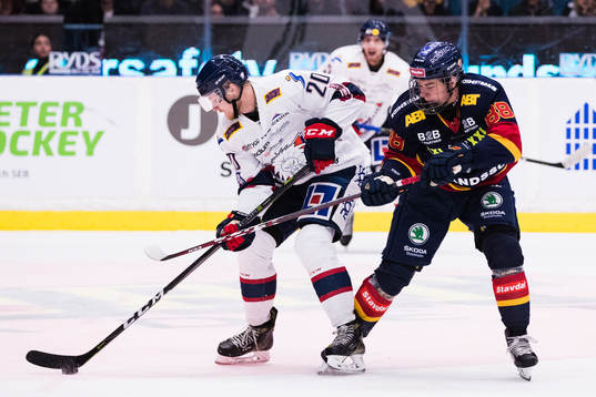 Linköpings Nick Sörensen i kamp om pucken med