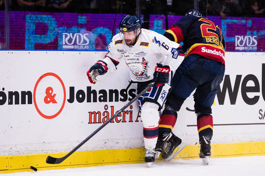 Linköpings Jonas Holös i kamp om pucken med Djurgårdens