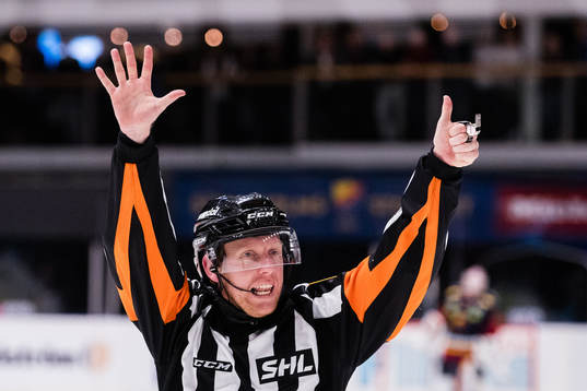 Domare Mikael Holm visar upp sex fingrar