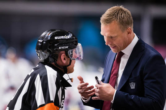 Domare Mikael Holm talar med Linköpings tränare Bert