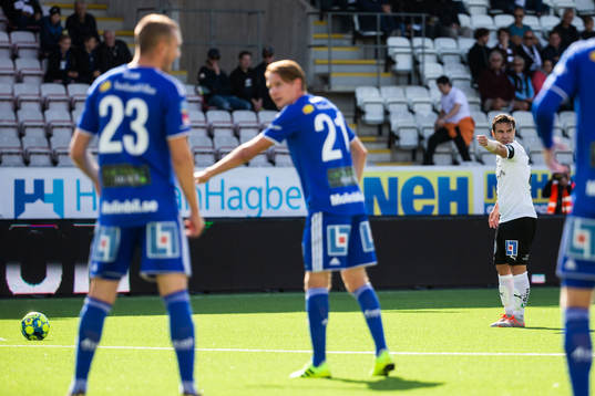 Örebros Nordin Gerzic med en frispark