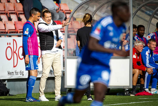 Sundsvalls tränare Tony Gustavsson och avbytarbänken