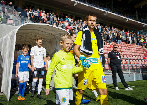 Örebros målvakt Oscar Jansson på väg in till matchen