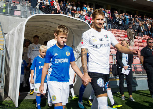 Örebros Daniel Björnkvist på väg in till matchen med en