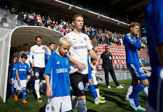 Örebros Johan Bertilsson på väg in till matchen med en