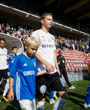 Örebros Johan Bertilsson på väg in till matchen med en