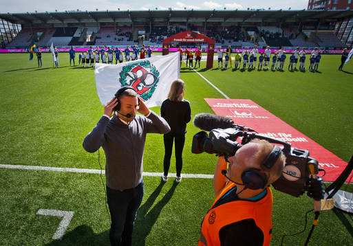 Örebros tränare Axel Kjäll blir intervjuad