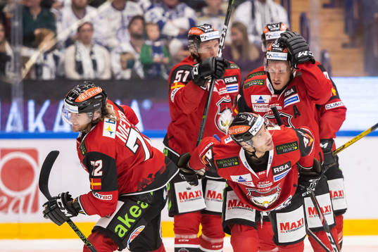 Malmö Redhawks Jesper Jensen jublar med lagkamrater