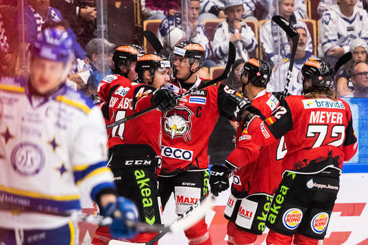 Malmö Redhawks Fredrik Händemark jublar med lagkamrater