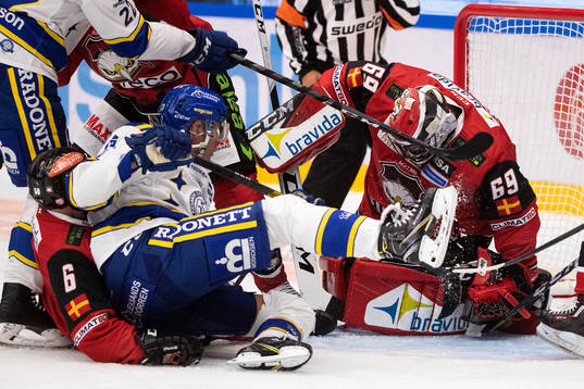 Leksands Jon Knuts ligger framför Malmö Redhawks målvakt