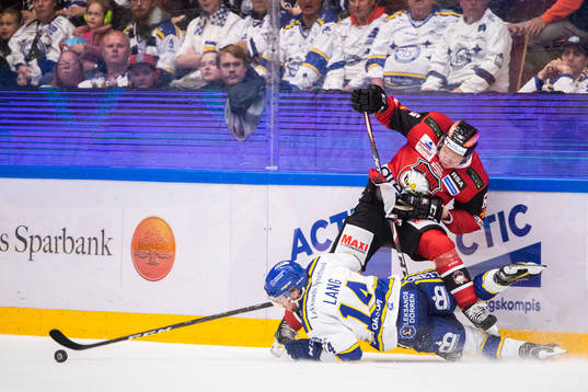 Leksands Oskar Lang och Malmö Redhawks Tobias Ekberg
