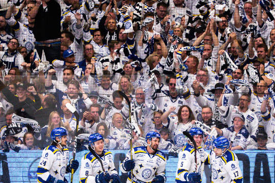 Leksands Daniel Olsson Trkulja jublar med lagkamrater
