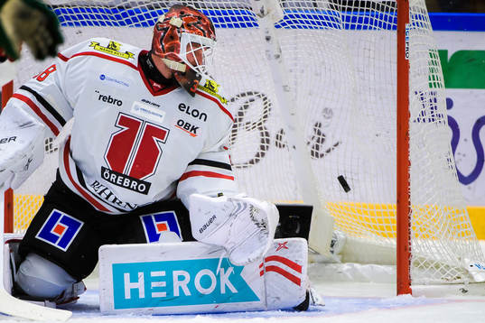 Örebros målvakt Dominik Furch ser på när pucken från