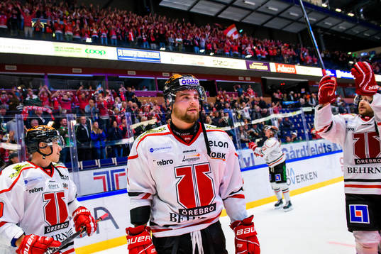 Örebros Aaron Irving jublar