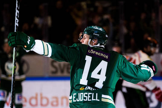 Färjestads  Victor Ejdsell jublar