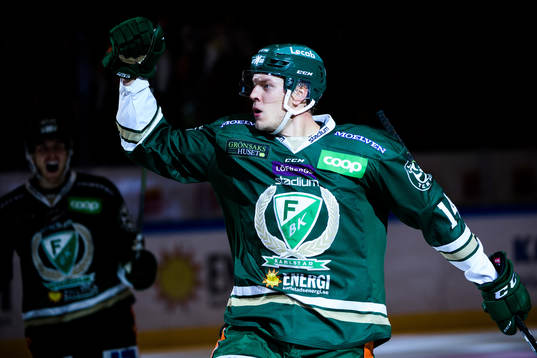 Färjestads  Victor Ejdsell jublar