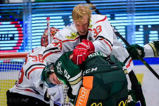 Färjestads  Per Åslund och Örebros Christopher Mastomäki