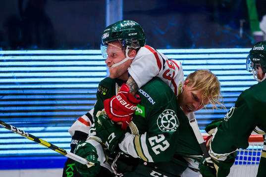 Färjestads  Per Åslund och Örebros Christopher Mastomäki