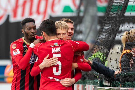 Östersunds Simon Kroon jublar