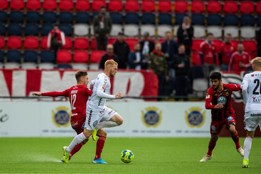 Kalmars Nils Fröling  i kmap med Östersunds Felix Hörberg