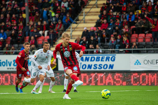 Östersunds Simon Kroon gör 1-0 på straff