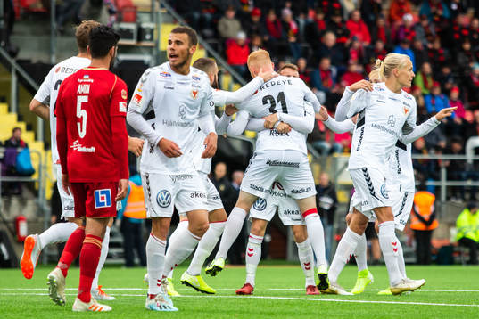 Kalmars Nils Fröling jublar med lagkamrater