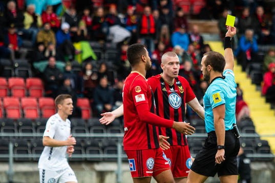 Östersunds Thomas Isherwood tilldelas en varning av domare