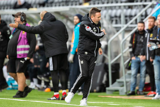 Östersunds tränare Ian Burchnall reagerar