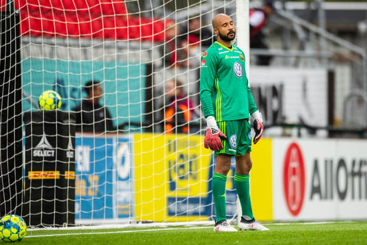 Östersunds målvakt Aly Keita deppar