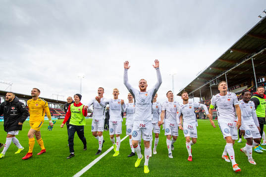 Kalmars Nils Fröling med lagkamrater jublar