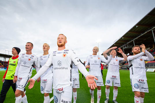 Kalmars Nils Fröling jublar med lagkamrater