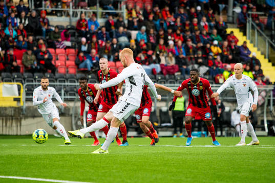 Kalmars Nils Fröling gör 1-1 på straff