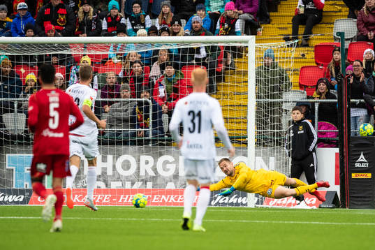 Kalmars målvakt Lucas Hägg-Johansson med en räddning