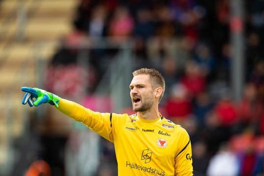 Kalmars målvakt Lucas Hägg-Johansson reagerar
