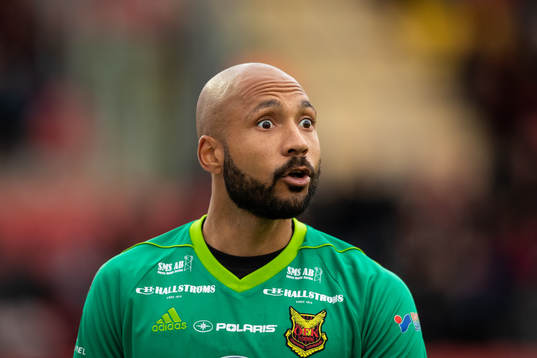 Östersunds målvakt Aly Keita reagerar