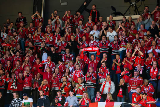 Örebros supportrar jublar