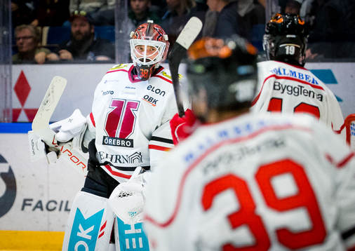 Örebros målvakt Dominik Furch jublar