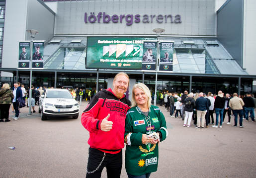 Örebro och Färjestad supporter utanför Löfbergs Lila