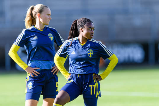 Sveriges Matilda Vinberg och Monica Jusu Bah före